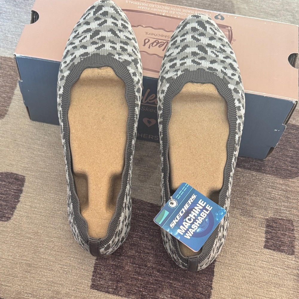 Skechers Women's Black and Cream Patterned Flats